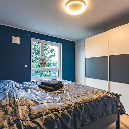 A&v Wunderschoene Penthouse דירה מוארס